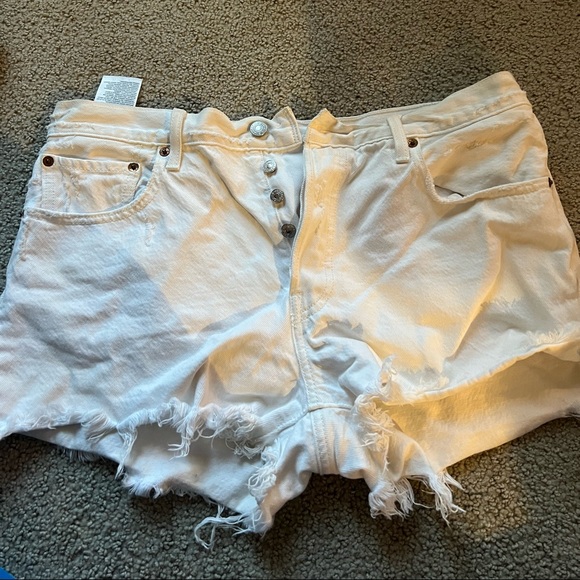 White Levi’s Jean Shorts - Picture 3 of 3